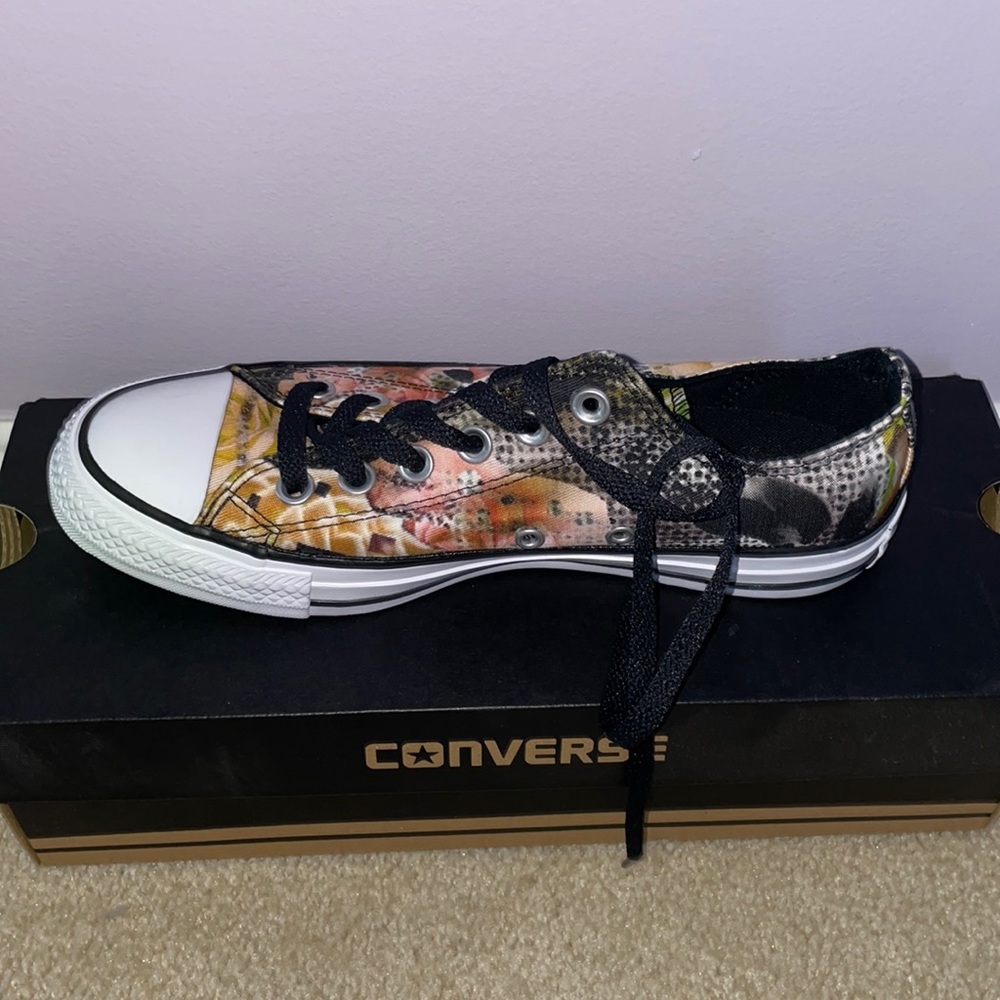 Floral black Converse never worn